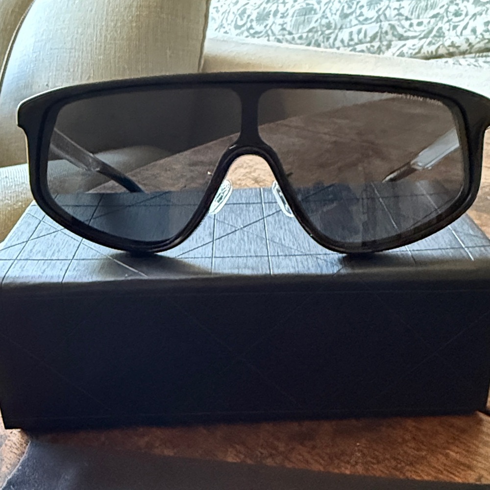 DiorTag M1U
Black Mask Sunglasses - Picture 2 of 6